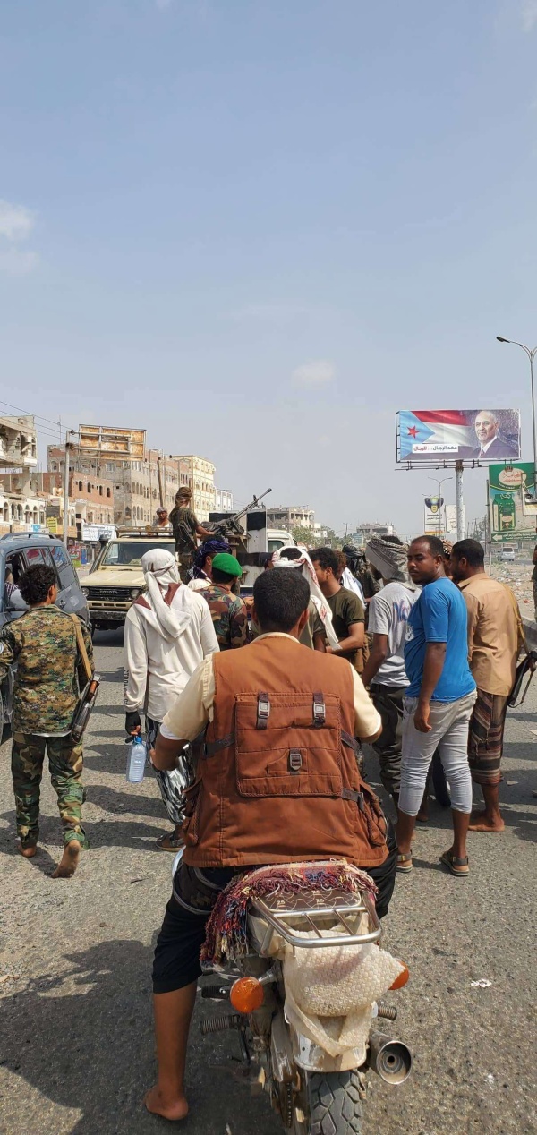 عاجل قوات الامن تمنع عناصر تابعة للانتقالي من قطع الطريق العام بلحج عاجل قوات الامن تمنع عناصر تابعة للانتقالي من قطع الطريق العام بلحج