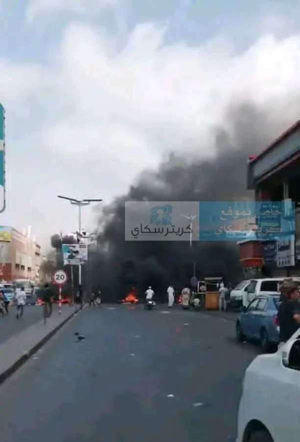 عاجل احتجاجات غاضبة تشل الحركة في الشرج بالمكلا عاجل احتجاجات غاضبة تشل الحركة في الشرج بالمكلا