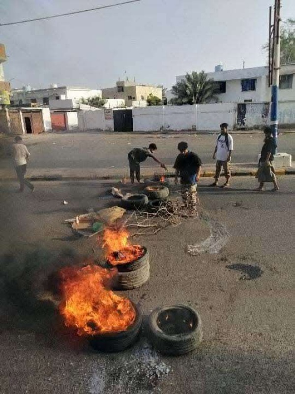 الكشف عن سبب انهيار وخروج الكهرباء عن الخدمة بعدن الكشف عن سبب انهيار وخروج الكهرباء عن الخدمة بعدن