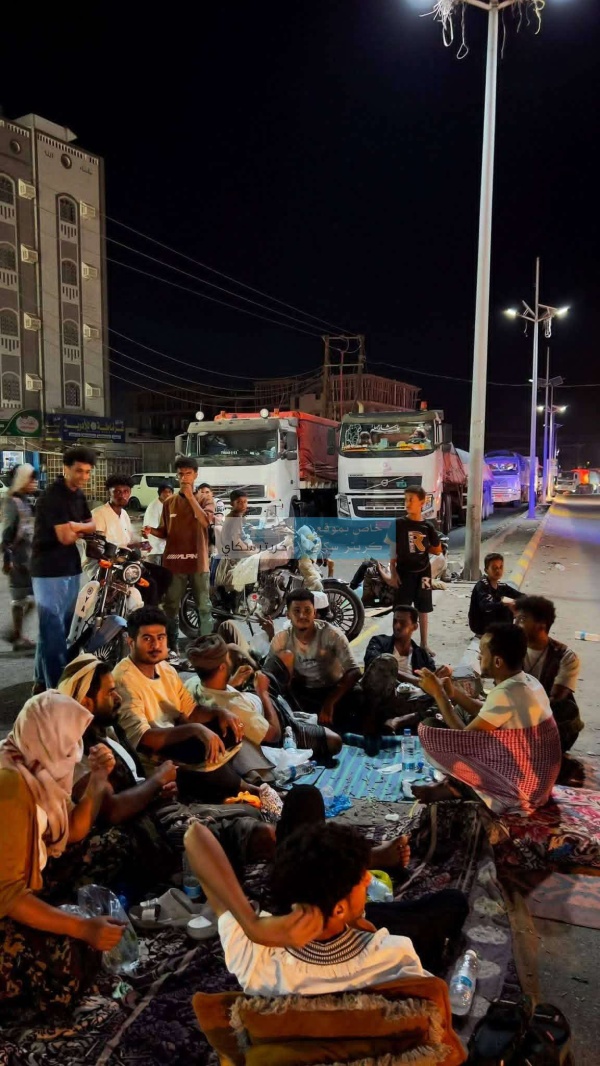 عاجل أهالي صبر لحج يفترشون الشارع احتجاج ا على تدهور الكهرباء صور