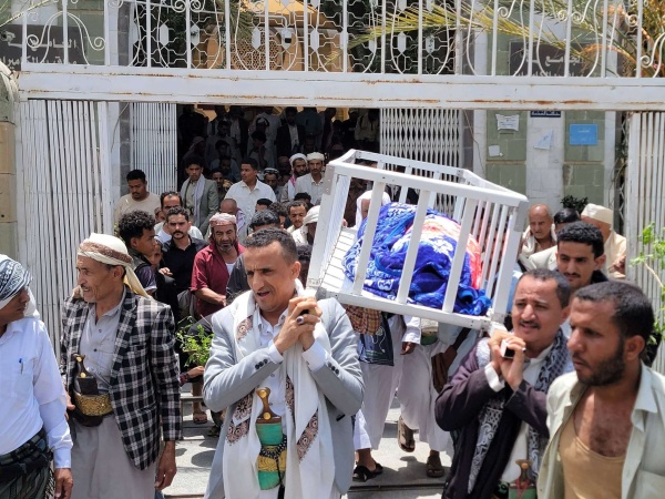 تشييع ثلاثة متوفين إلى مقبرة الشهداء وسط تعز تشييع ثلاثة متوفين إلى مقبرة الشهداء وسط تعز