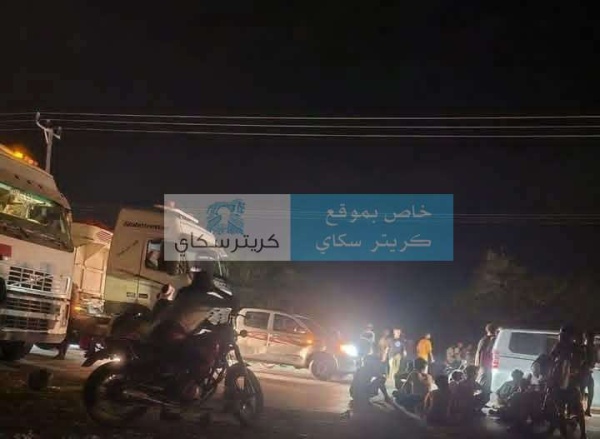 محتجون يغلقون الخط الدولي بالشحر احتجاج ا على تدهور الخدمات محتجون يغلقون الخط الدولي بالشحر احتجاج ا على تدهور الخدمات