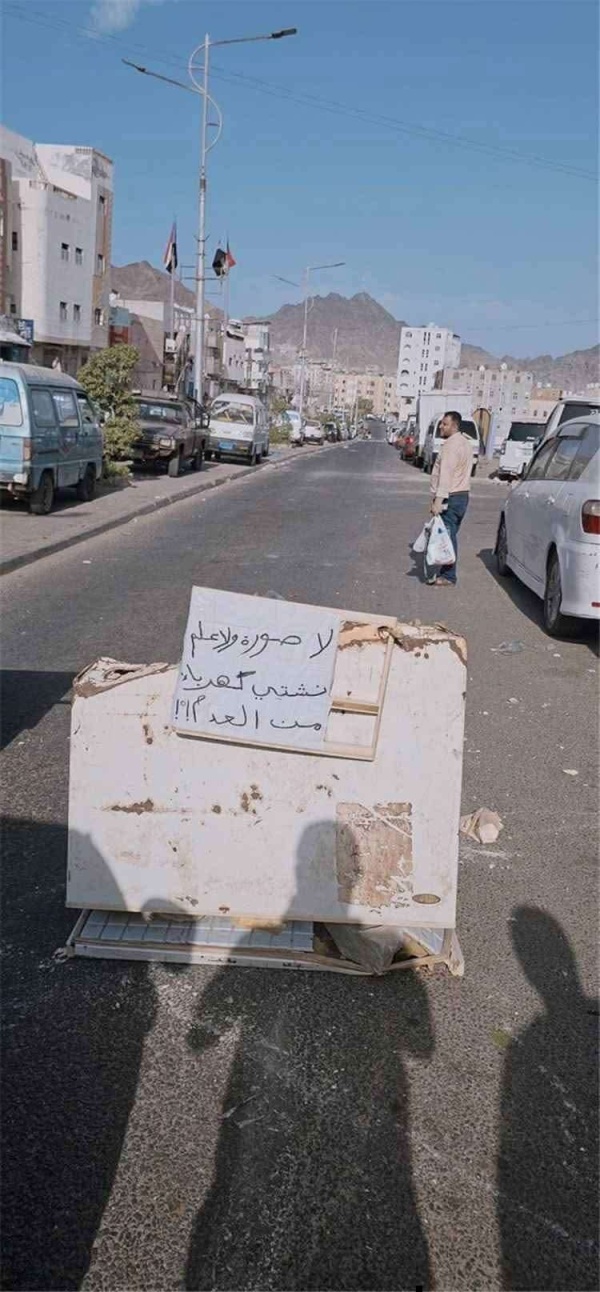 لافتة احتجاجية في عدن تثير جدلا واسعا ماذا تضمنت لافتة احتجاجية في عدن تثير جدلا واسعا ماذا تضمنت