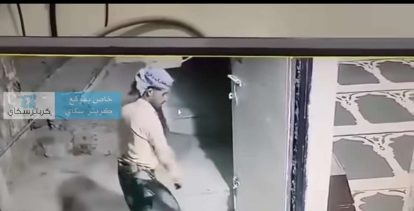 شاب يقوم بسرقة حذاء من باب مسجد صورة شاب يقوم بسرقة حذاء من باب مسجد صورة