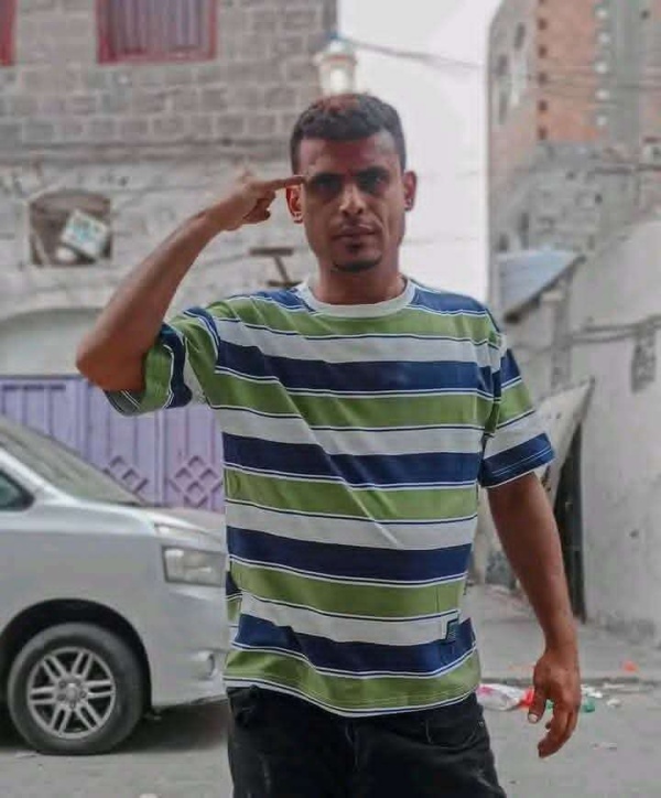 إغماء والدة الناشط فؤاد الديقان ونقلها للمستشفى بعد اعتقاله في التواهي إغماء والدة الناشط فؤاد الديقان ونقلها للمستشفى بعد اعتقاله في التواهي