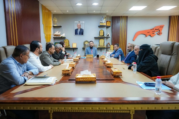 محافظ عدن يلتقي مديري العموم الجدد والسابقين ويؤكد أهمية التكامل والاستفادة من جميع الكفاءات محافظ عدن يلتقي مديري العموم الجدد والسابقين ويؤكد أهمية التكامل والاستفادة من جميع الكفاءات
