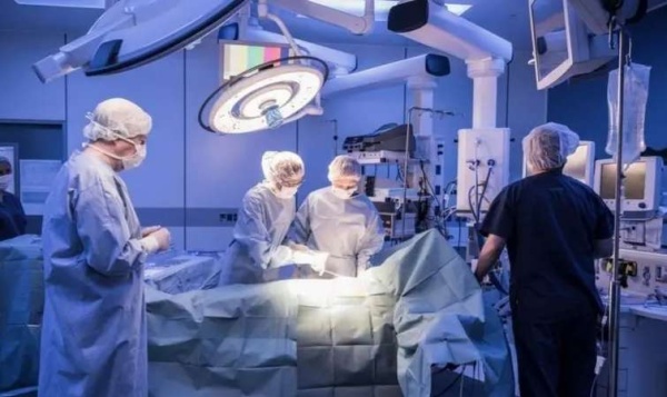 موجة سخرية بعد إجراء مدير مستشفى في عدن عمليته بالخارج رغم حملات الترويج لمستشفاه موجة سخرية بعد إجراء مدير مستشفى في عدن عمليته بالخارج رغم حملات الترويج لمستشفاه