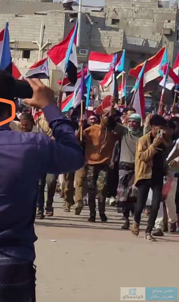 عاجل توافد جماهيري الى ساحة العروض بعدن عاجل توافد جماهيري الى ساحة العروض بعدن