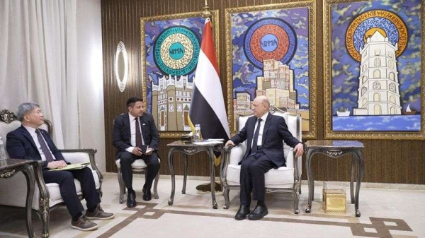 رئيس مجلس القيادة يشيد بالدور الكوري في دعم اليمن وتشديد العقوبات على المليشيات الإرهابية