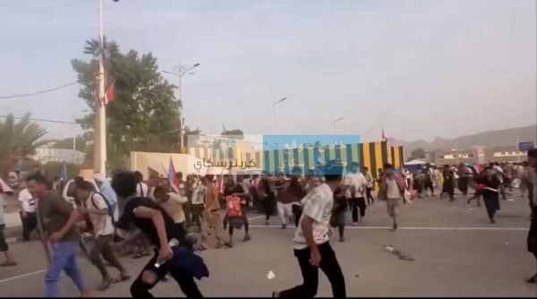 عاجل متظاهرون يرشقون حماية مفوضية الأمم المتحدة بالحجارة خلال احتجاجات في عدن عاجل متظاهرون يرشقون حماية مفوضية الأمم المتحدة بالحجارة خلال احتجاجات في عدن