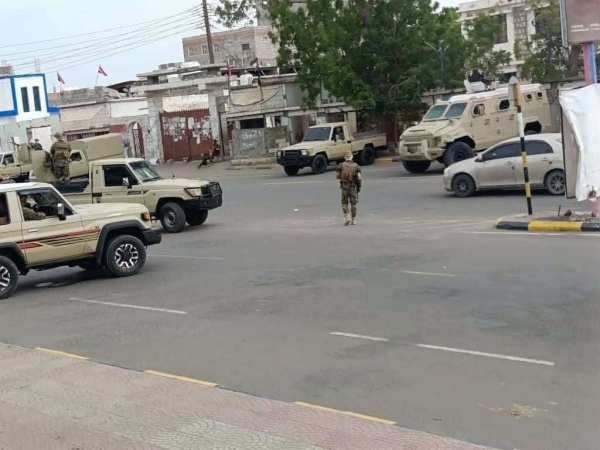 عاجل تلاسن بين قيادات امنية تسبب باطلاق نار امام محافظ امنية داخل الاجتماع عاجل تلاسن بين قيادات امنية تسبب باطلاق نار امام محافظ امنية داخل الاجتماع
