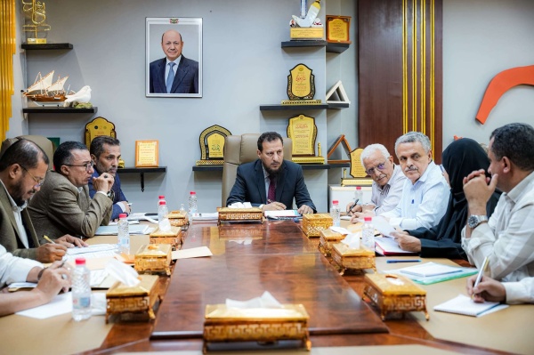 برئاسة المحافظ عبد الرحمن شيخ إقرار حزمة من المشاريع في قطاعات الطرق والمياه والصرف الصحي والأشغال العامة برئاسة المحافظ عبد الرحمن شيخ إقرار حزمة من المشاريع في قطاعات الطرق والمياه والصرف الصحي والأشغال العامة
