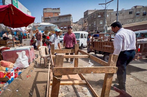 حملة ميدانية لرفع العوائق وتنظيم الأسواق في مديرية صيرة بعدن حملة ميدانية لرفع العوائق وتنظيم الأسواق في مديرية صيرة بعدن