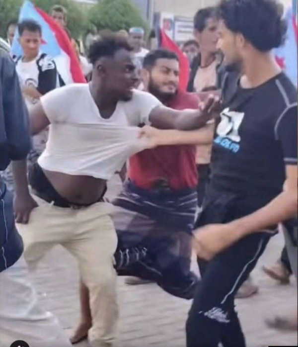 جدل واسع بعد تداول فيديو ي ظهر الاعتداء على شاب في ساحة العروض بعدن