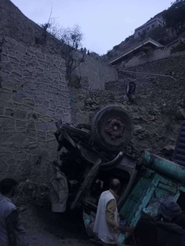 رفض عدد من المستشفيات استقبال سائق شاحنة مصاب بحادث مروري في تعز مؤلم رفض عدد من المستشفيات استقبال سائق شاحنة مصاب بحادث مروري في تعز مؤلم