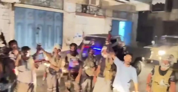 ظهور مسلحين في المنصورة يثير استياء واسع ا بين أبناء عدن ظهور مسلحين في المنصورة يثير استياء واسع ا بين أبناء عدن