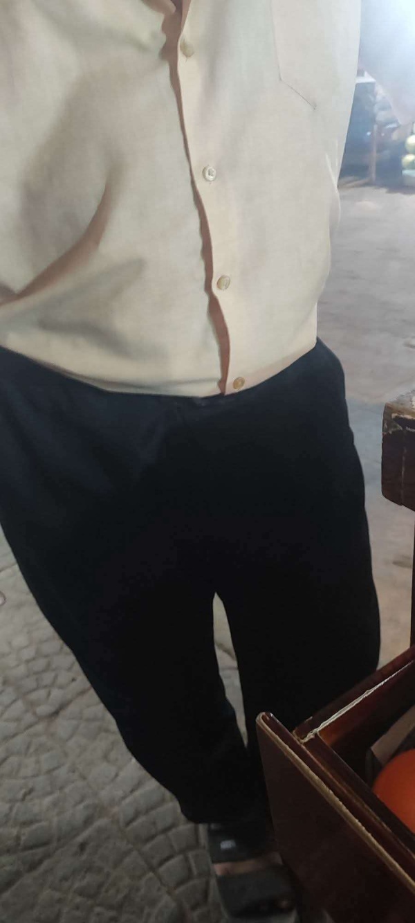 ينام في المسجد ويقضي أيام ا بلا طعام من يمد يد العون لهذا الرجل في عدن ينام في المسجد ويقضي أيام ا بلا طعام من يمد يد العون لهذا الرجل في عدن