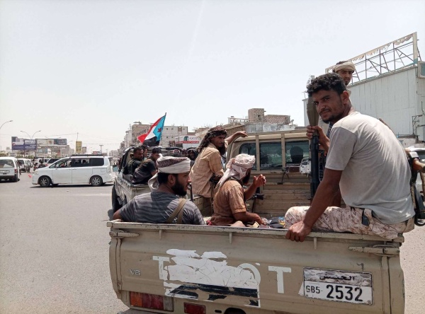 شاهد صور أولية لحظة انسحاب الحشود القبلية من ساحة العروض بخور مكسر شاهد صور أولية لحظة انسحاب الحشود القبلية من ساحة العروض بخور مكسر
