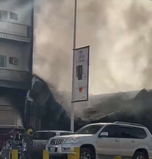 اندلاع حريق في محل بنشر بخط الخمسين في عدن اندلاع حريق في محل بنشر بخط الخمسين في عدن