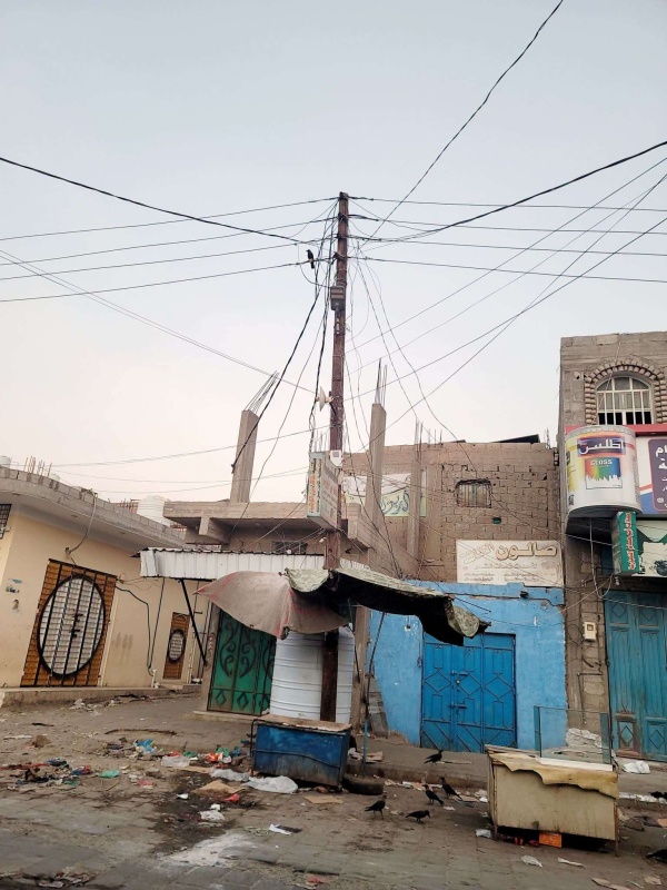 أسلاك كهرباء متشابكة تثير مخاوف المواطنين في لحج ومطالبات بسرعة المعالجة أسلاك كهرباء متشابكة تثير مخاوف المواطنين في لحج ومطالبات بسرعة المعالجة