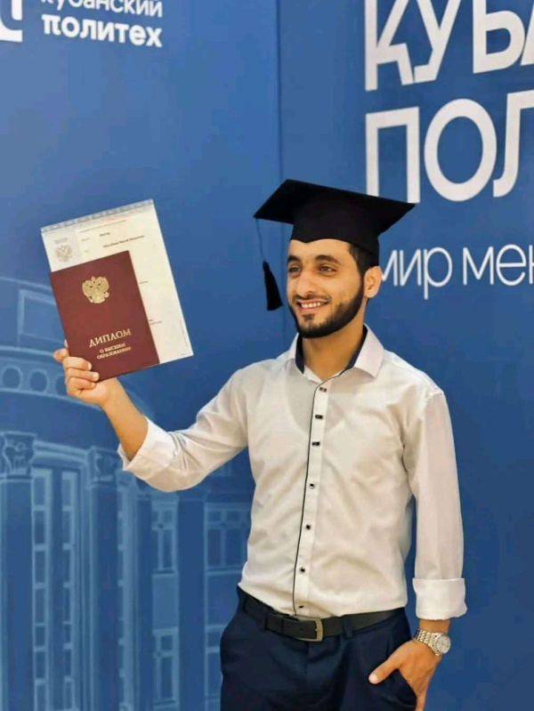 طالب يمني يتألق في روسيا ويحصد البكالوريوس بمرتبة الشرف