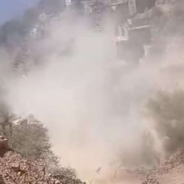 غبار كثيف يحجب الرؤية في طريق الصحي كربا بتعز غبار كثيف يحجب الرؤية في طريق الصحي كربا بتعز