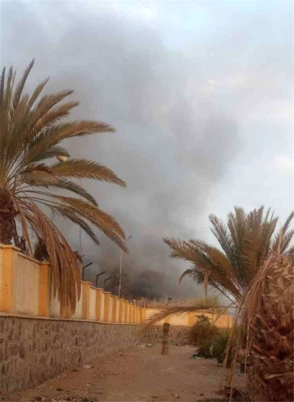 حريق يلتهم أجزاء من مصنع سنو كريم بعدن حريق يلتهم أجزاء من مصنع سنو كريم بعدن