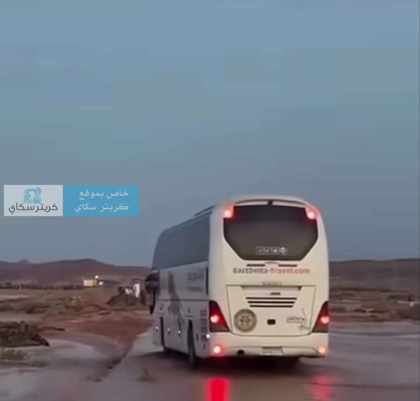 انقلاب باص نقل جماعي ر بعد محاولة عبور سيل جار انقلاب باص نقل جماعي ر بعد محاولة عبور سيل جار