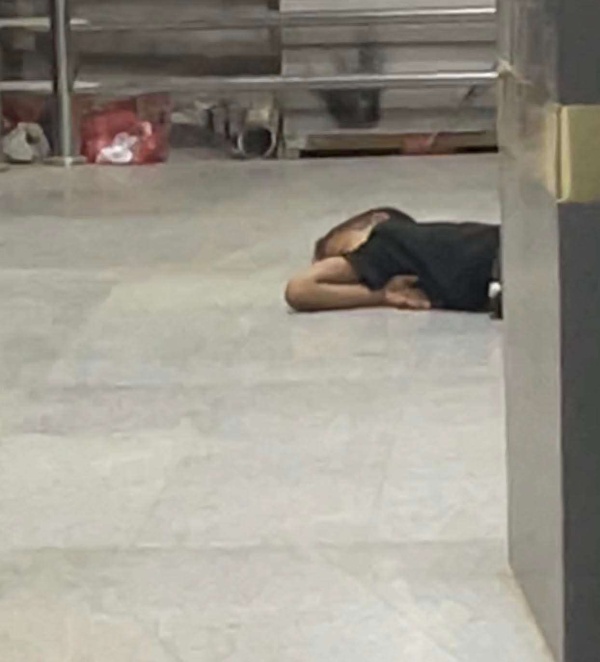 طفل ينام على رصيف في عدن ويقول إن والديه محتجزان دعوات للتدخل والتحقق من حالته طفل ينام على رصيف في عدن ويقول إن والديه محتجزان دعوات للتدخل والتحقق من حالته