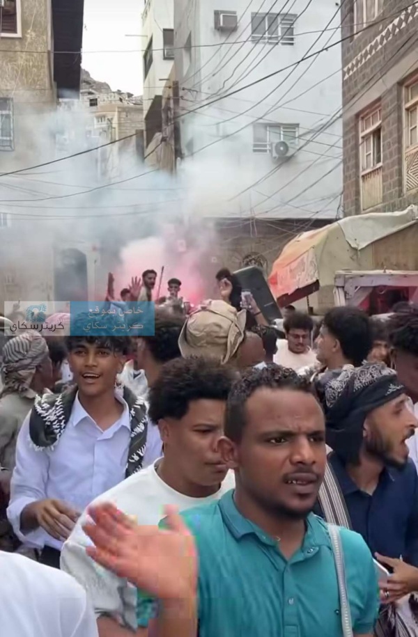 لأول مرة شاب عدني يزف نفسه بنفسه لأول مرة شاب عدني يزف نفسه بنفسه