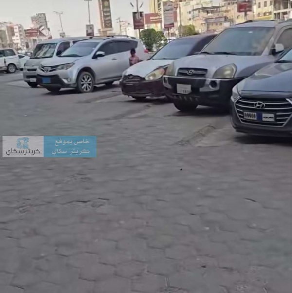 مشهد محير أمام مستشفى بعدن سيارات متوقفة منذ فترة تثير فضول المواطنين مشهد محير أمام مستشفى بعدن سيارات متوقفة منذ فترة تثير فضول المواطنين