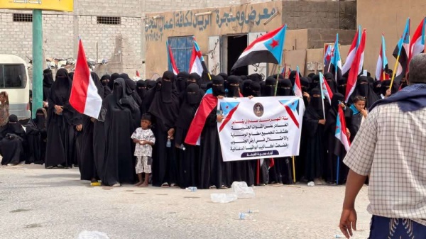 وقفة احتجاجية في المهرة تطالب بهذا الأمر وقفة احتجاجية في المهرة تطالب بهذا الأمر
