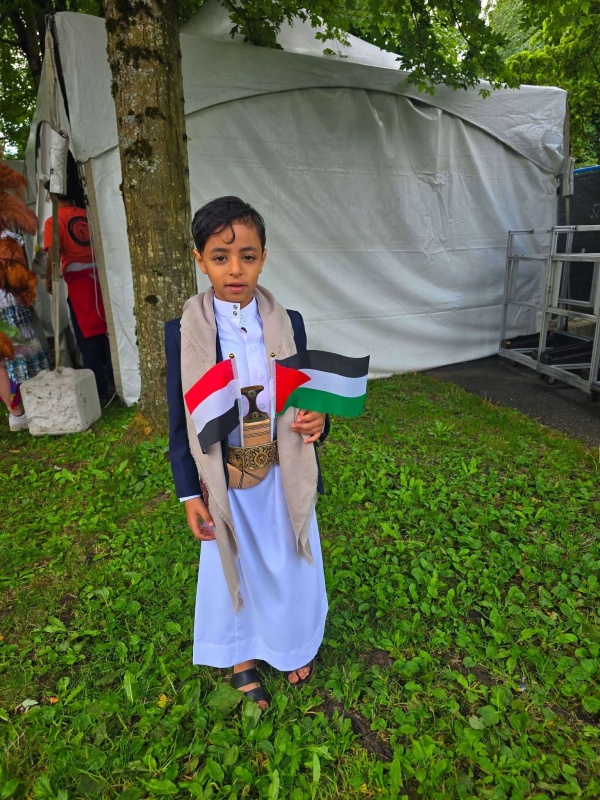 طفل يختار علم اليمن وفلسطين من بين أعلام 50 دولة في مهرجان ثقافي بكندا طفل يختار علم اليمن وفلسطين من بين أعلام 50 دولة في مهرجان ثقافي بكندا
