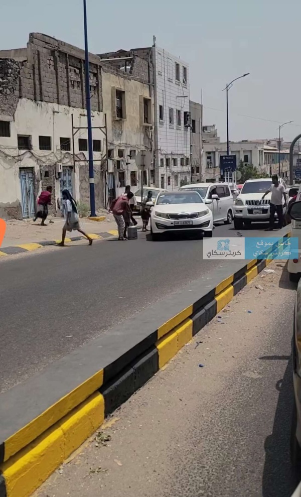 قطع اهم الطرقات بعدن احتجاجا على ازمة الغاز قطع اهم الطرقات بعدن احتجاجا على ازمة الغاز