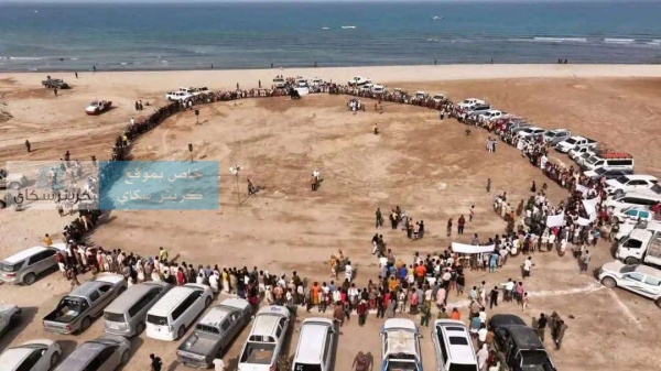 وقفة قبلية مسلحة تؤكد دعم تحرير اليمن من الحو ثيين وقفة قبلية مسلحة تؤكد دعم تحرير اليمن من الحو ثيين