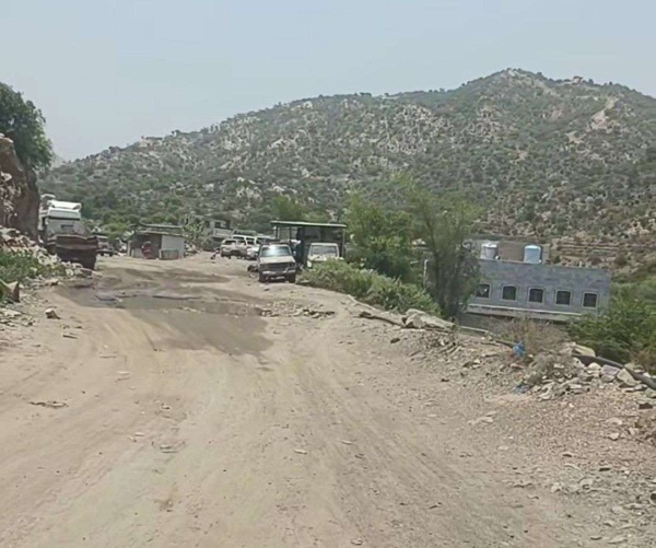 مواطنون يطالبون بإصلاح عاجل لطريق الخزجة في تعز مواطنون يطالبون بإصلاح عاجل لطريق الخزجة في تعز
