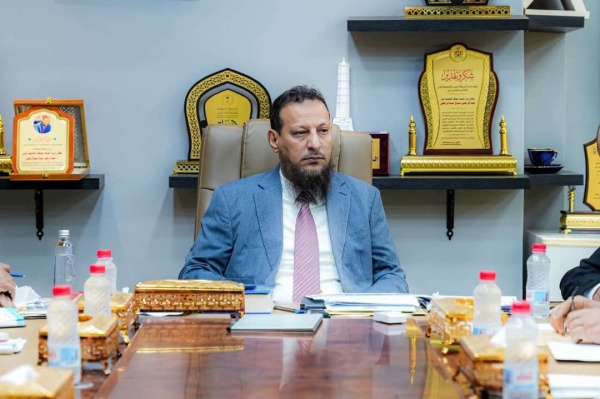 محافظ عدن يناقش جهود إزالة العشوائيات والمخلفات وتعزيز الانضباط المروري محافظ عدن يناقش جهود إزالة العشوائيات والمخلفات وتعزيز الانضباط المروري