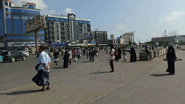 مواطنون الأوضاع المعيشية في عدن بلغت مرحلة حرجة مواطنون الأوضاع المعيشية في عدن بلغت مرحلة حرجة