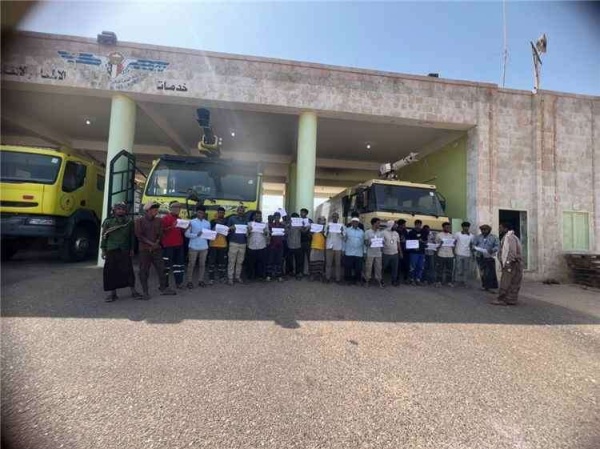 موظفو مطار سقطرى يطالبون بإقالة مدير المطار ويحذرون من إضراب شامل موظفو مطار سقطرى يطالبون بإقالة مدير المطار ويحذرون من إضراب شامل