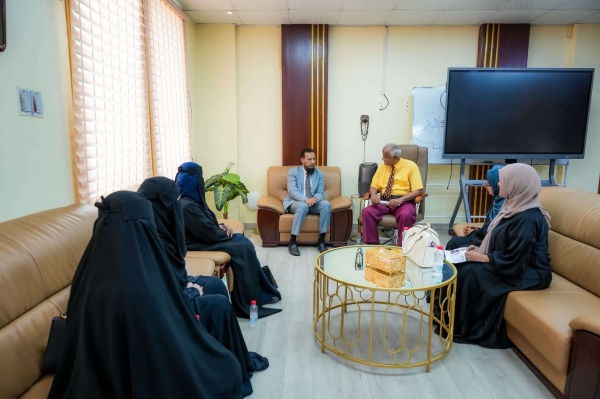 المحافظ شيخ يط لع على التحضيرات الجارية لإحياء أربعينية الفقيد سعيد عولقي المحافظ شيخ يط لع على التحضيرات الجارية لإحياء أربعينية الفقيد سعيد عولقي