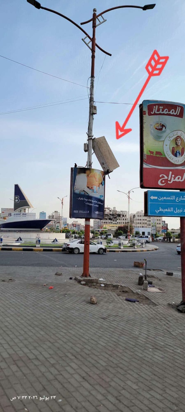 تحذيرات من خطر لوحة إعلانية متضررة على المارة في عدن