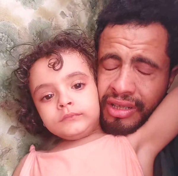 مشهد وداع أب لابنته قبل سفره للغربة يحصد تفاعل ا واسع ا على مواقع التواصل