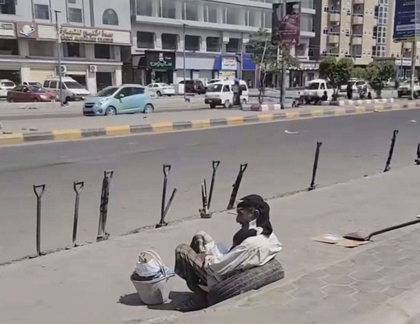 تحت شمس عدن الحارقة مسن يصارع الحر والجوع في انتظار فرصة عمل لم تأت