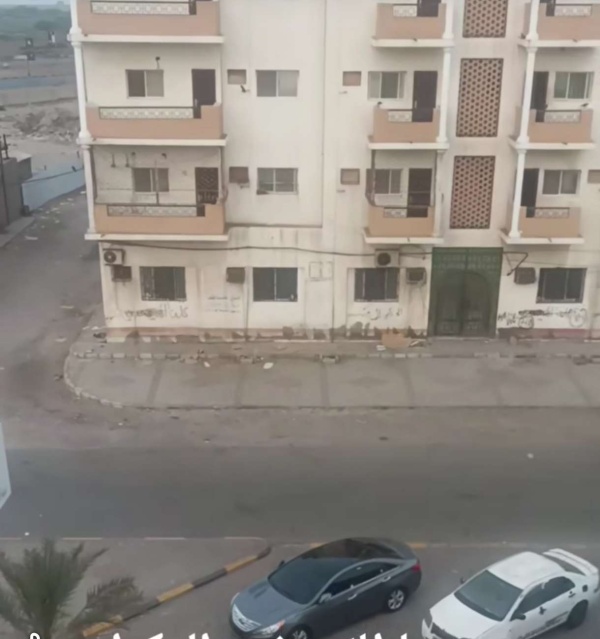 تضرر سيارة مواطن إثر اشتباكات رافقت محاولة إزالة صورة الزبيدي بمدينة إنماء في عدن تضرر سيارة مواطن إثر اشتباكات رافقت محاولة إزالة صورة الزبيدي بمدينة إنماء في عدن
