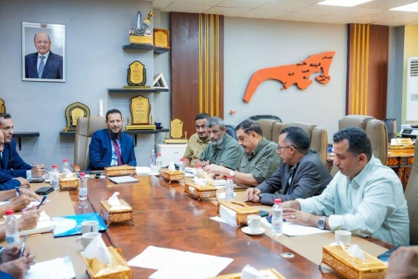 المحافظ عبدالرحمن شيخ يترأس اجتماع ا لمتابعة تداعيات التصعيد الحوثي وخطط تعزيز الجاهزية