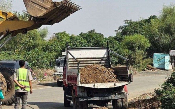 بدء أعمال فتح مصارف السيول والعبارات في منطقة الضباب غرب تعز عقب هطول الأمطار