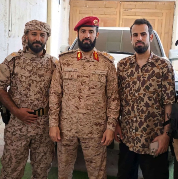 أول ظهور لمحافظ أبين بالبدلة العسكرية صورة