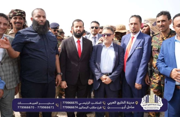 بتسليم شركة سماء الخليج أربع وحدات جوار للتعويضات محافظ أبين يدشن أولى دفعات أراضي التعويضات بمنطقة العلم
