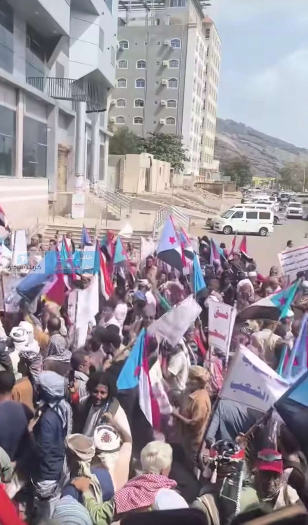العشرات من أنصار الانتقالي ينظمون وقفة احتجاجية أمام قصر معاشيق بـ عدن العشرات من أنصار الانتقالي ينظمون وقفة احتجاجية أمام قصر معاشيق بـ عدن