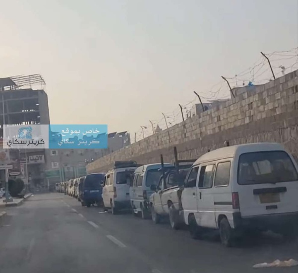 مشهد صادم في عدن طوابير الغاز تمتد من الشيخ إلى دار سعد مشهد صادم في عدن طوابير الغاز تمتد من الشيخ إلى دار سعد